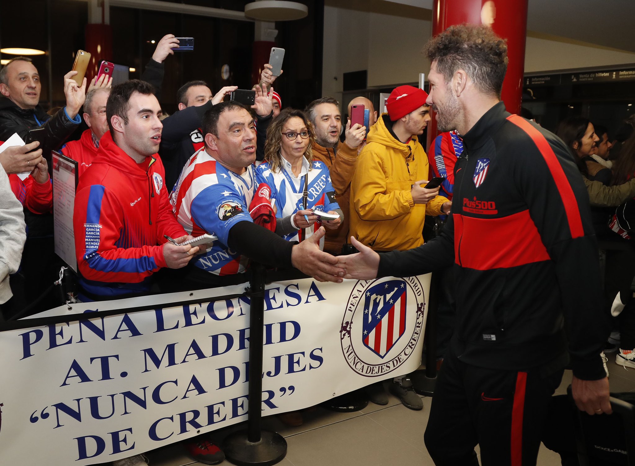 Simeone, en la llegada del Atlético de Madrid a León (Foto: ATM).