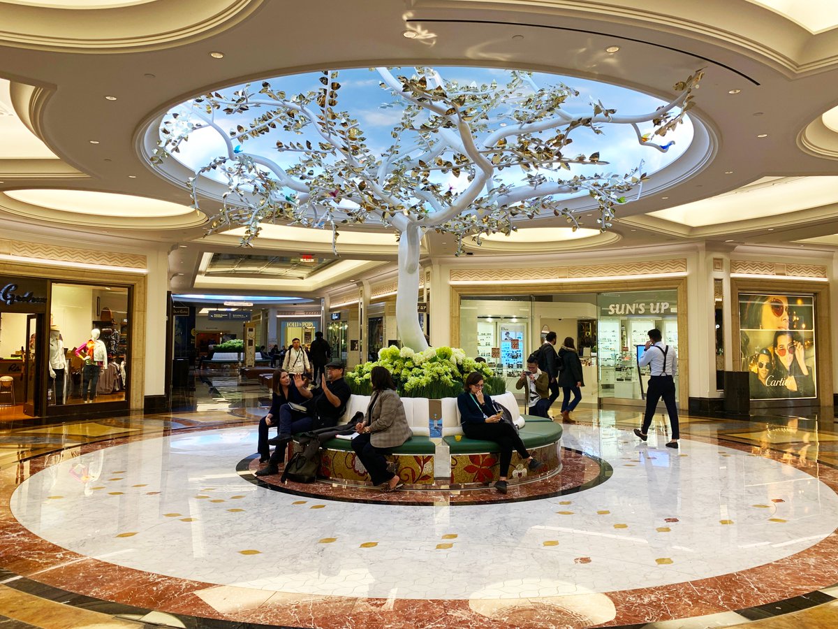 SqPeg_Design's tweet image. SQPEG and @HKSArchitects  designed "The Wishing Tree"—a 20-foot tree that provides a glittering canopy allowing guests a moment of quiet reflection and draws visitors in from the surrounding casino into the Grand Canal Shoppes.
#Placemaking #SculptureDesign #AudiovisualDesign