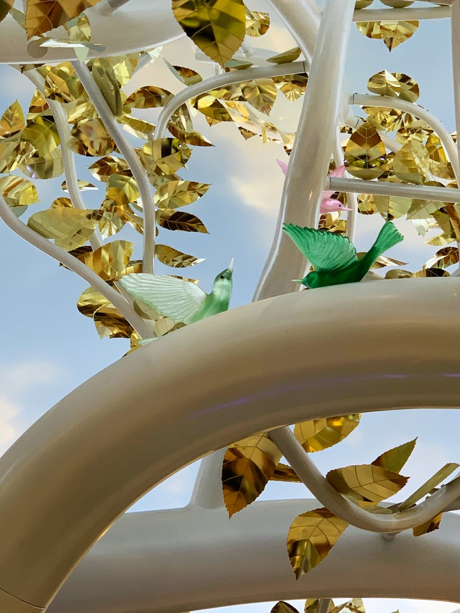 SqPeg_Design's tweet image. SQPEG and @HKSArchitects  designed "The Wishing Tree"—a 20-foot tree that provides a glittering canopy allowing guests a moment of quiet reflection and draws visitors in from the surrounding casino into the Grand Canal Shoppes.
#Placemaking #SculptureDesign #AudiovisualDesign