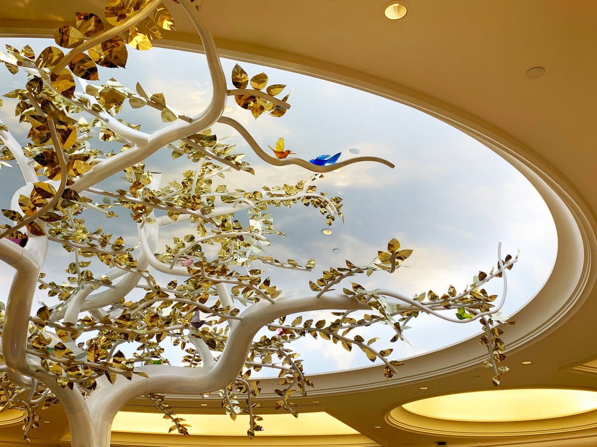 SqPeg_Design's tweet image. SQPEG and @HKSArchitects  designed "The Wishing Tree"—a 20-foot tree that provides a glittering canopy allowing guests a moment of quiet reflection and draws visitors in from the surrounding casino into the Grand Canal Shoppes.
#Placemaking #SculptureDesign #AudiovisualDesign