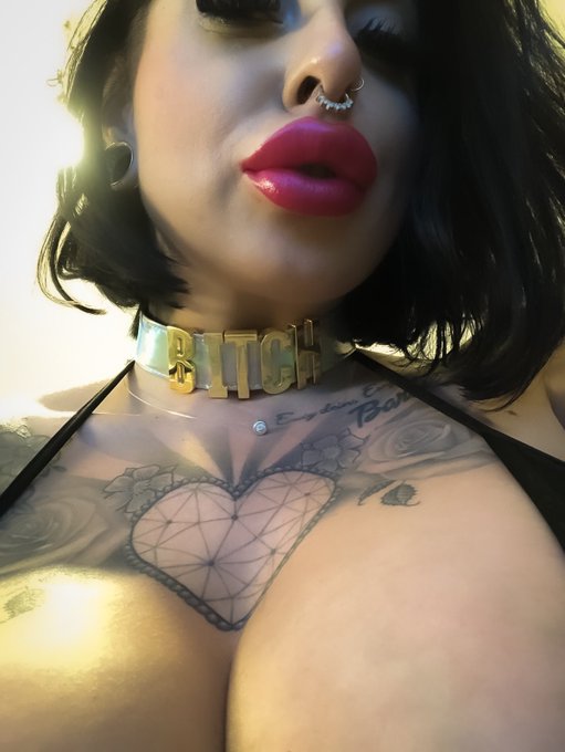 Do you like my new collar? It just describes me exactly! ❤️💄👅💉💵 💖 #collar #gold #jewelry #luxury #money