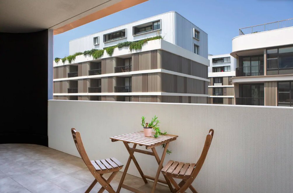 MadeComfyau's tweet image. Just listed! Located in one of Sydney’s most stunning neighbourhoods, this all-inclusive two-bedroom apartment is perfect for solo travellers or a small group looking to experience the best of Sydney. ✨

bit.ly/3aA5paC

#madecomfy #sydney #melbourne #brisbane #goldcoast