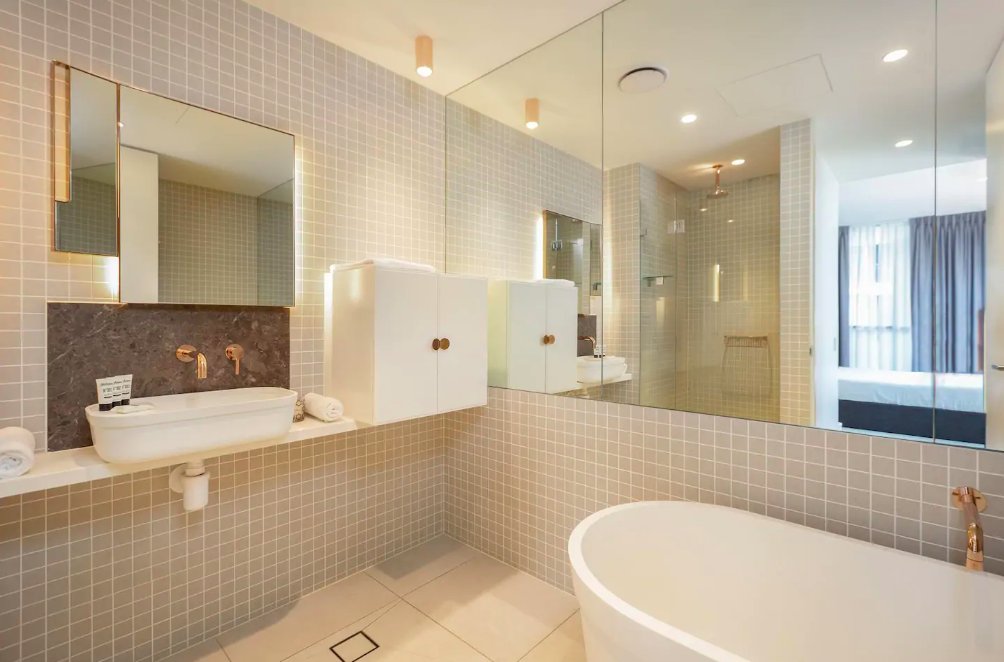 MadeComfyau's tweet image. Just listed! Located in one of Sydney’s most stunning neighbourhoods, this all-inclusive two-bedroom apartment is perfect for solo travellers or a small group looking to experience the best of Sydney. ✨

bit.ly/3aA5paC

#madecomfy #sydney #melbourne #brisbane #goldcoast