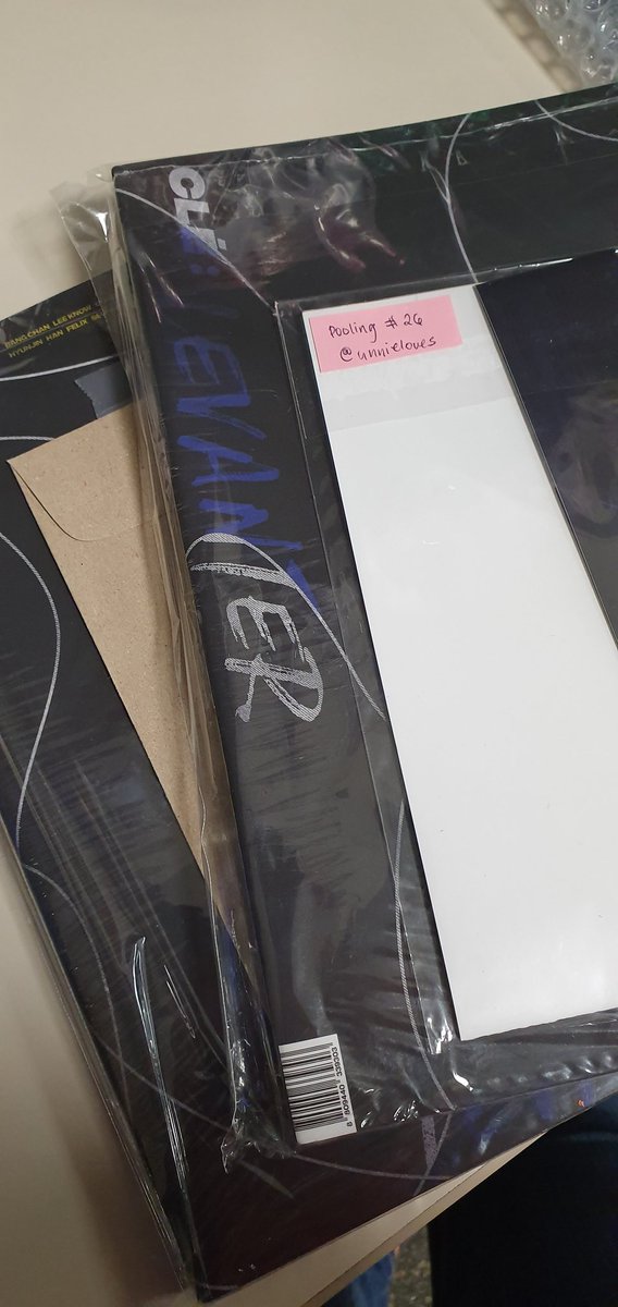 unnieloves's tweet image. So my albums already arrived. At sumali pala ako sa card pooling 😂😂😂 Hindi ko natandaan yun so bumili ako ng pcs ni Changbin 🤣🤣🤣 Ayoko na. May isang pc na 3 copies meron ako. Yun lang naman yung doble pero nakakatawa kasi hindi ko natandaan yung pooling #signsofaging 🤣🤣🤣