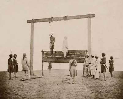 HistoricClicks's tweet photo. In 1858, India comes under direct rule of the British crown after a failed Indian mutiny. After their capture of Delhi the Indian mutineers lost the city to British forces who extracted swift reprisals by hanging the leaders. Two of them are hanging from a gallows. https://t.co/GXvpvGMWmY