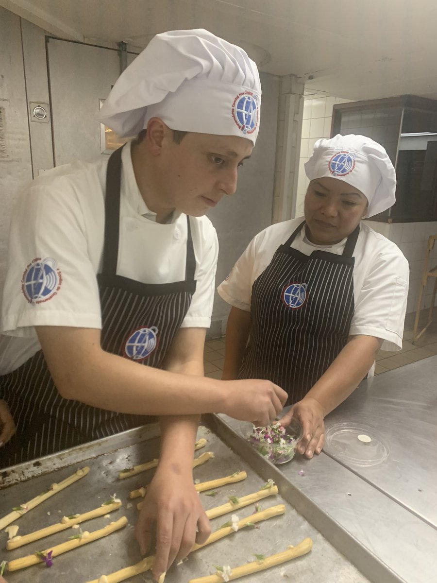 mishamoliviatis's tweet photo. Cuando se quiere se puede! Luis Enrique de 25 años tiene ceguera al 100% y es cocinero! Hoy es mi asistente! Y desde ahora será parte de nuestra pastelería en Be Catering 💪🏽 https://t.co/hONFKSfrkS