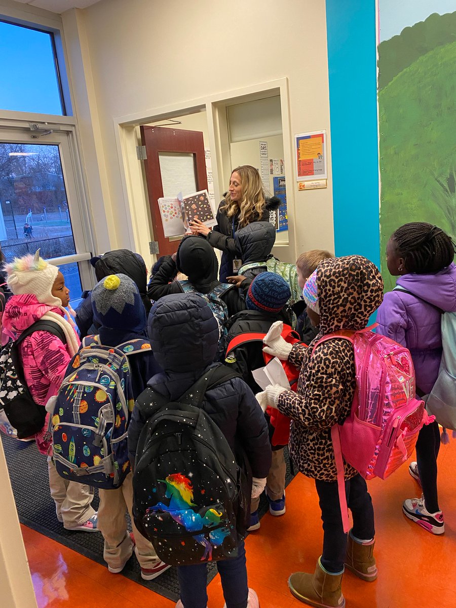 MGA_Reading's tweet photo. The students always love hearing "There was an old lady who swallowed a rose" 📚🌹 #AACPSReadWithMe #readingbeforethebell #startingthedaywithabook @MonarchGloAACPS @AacpSeril https://t.co/yyFNQ2XIEi