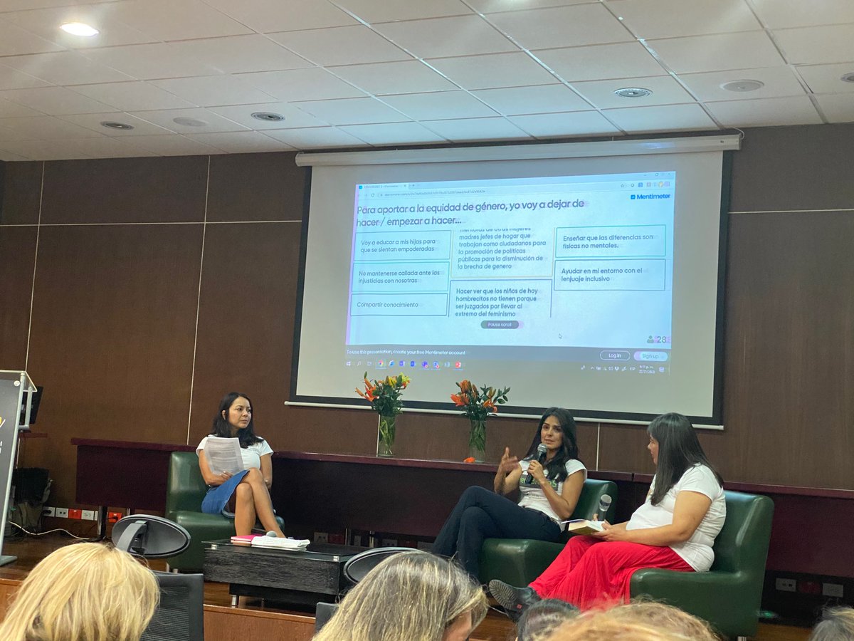 Conversatorio con <a href="/claudiapalacios/">Claudia Palacios</a> <a href="/TicMujeres/">MujeresTIC</a>. HemBrujas