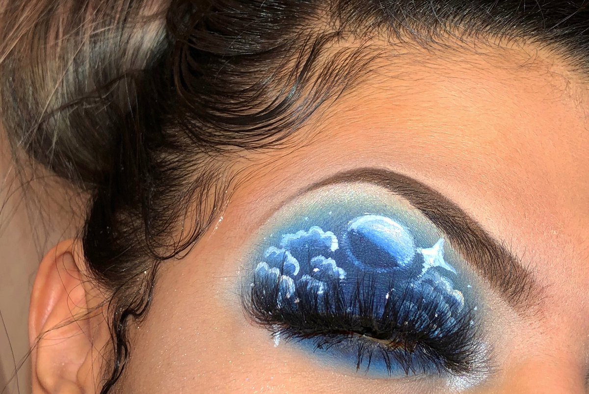 Mariscolor1's tweet photo. Eyeshadow: @JeffreeStar  Blueblood Palette 
Lashes: @baddieblashes FUCKBOY lashes 
•White liner: @MorpheBrushes 
•eyebrows: @ABHcosmetics https://t.co/dPGO55XDRy