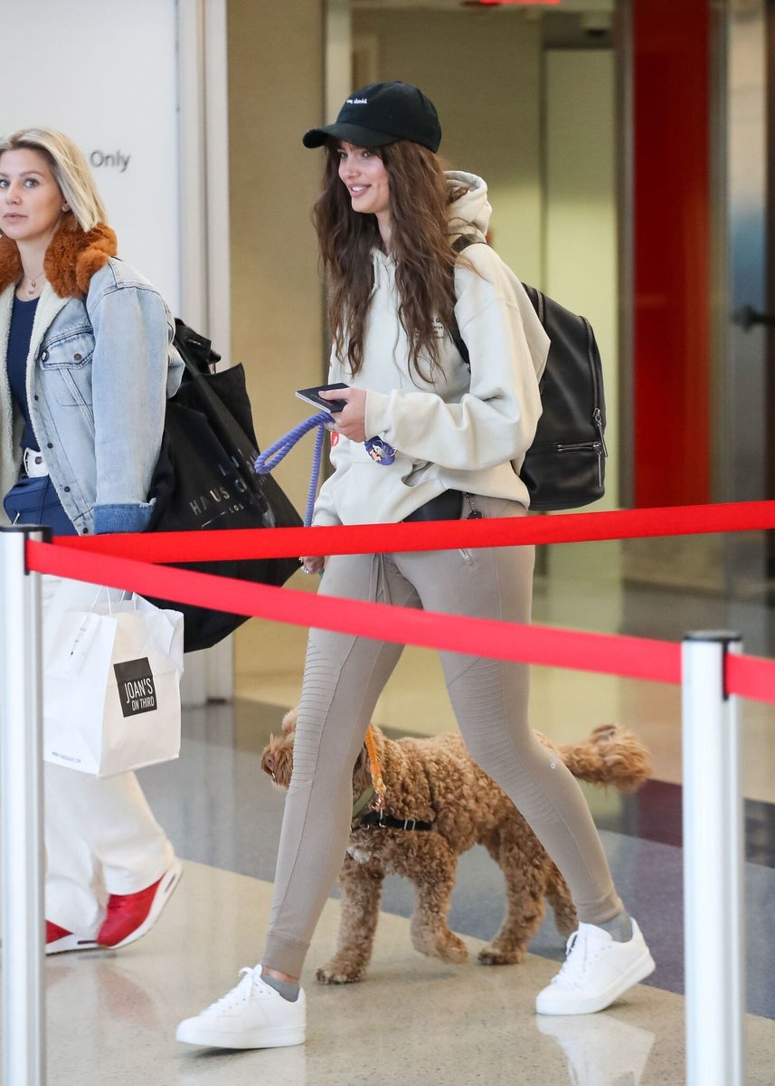 vsactu's tweet photo. New : Taylor Hill at LAX https://t.co/N3sCOyW2hy