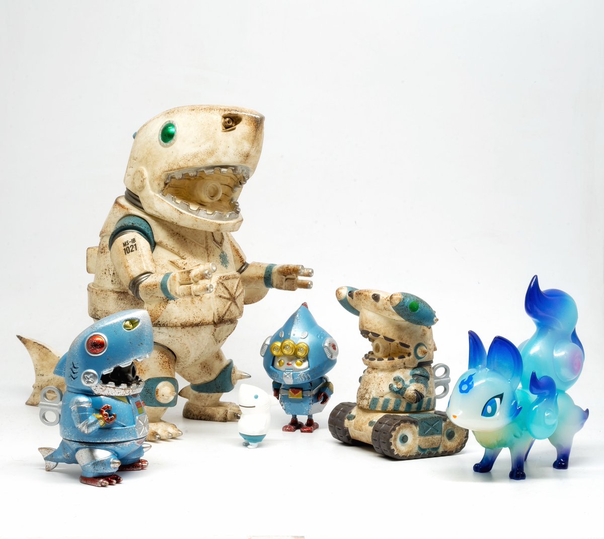 _myplasticheart's tweet photo. Just in from @merrygoroundfamily including works by @momocostudio @genkosha and #twohandsstudio Now shipping at https://t.co/1C8SIhuMCg #shark #mecha #vinyltoys #myplasticheart #designertoys #phantomfox
https://t.co/VHdgoyhqAw https://t.co/Sg8R3k2ghz