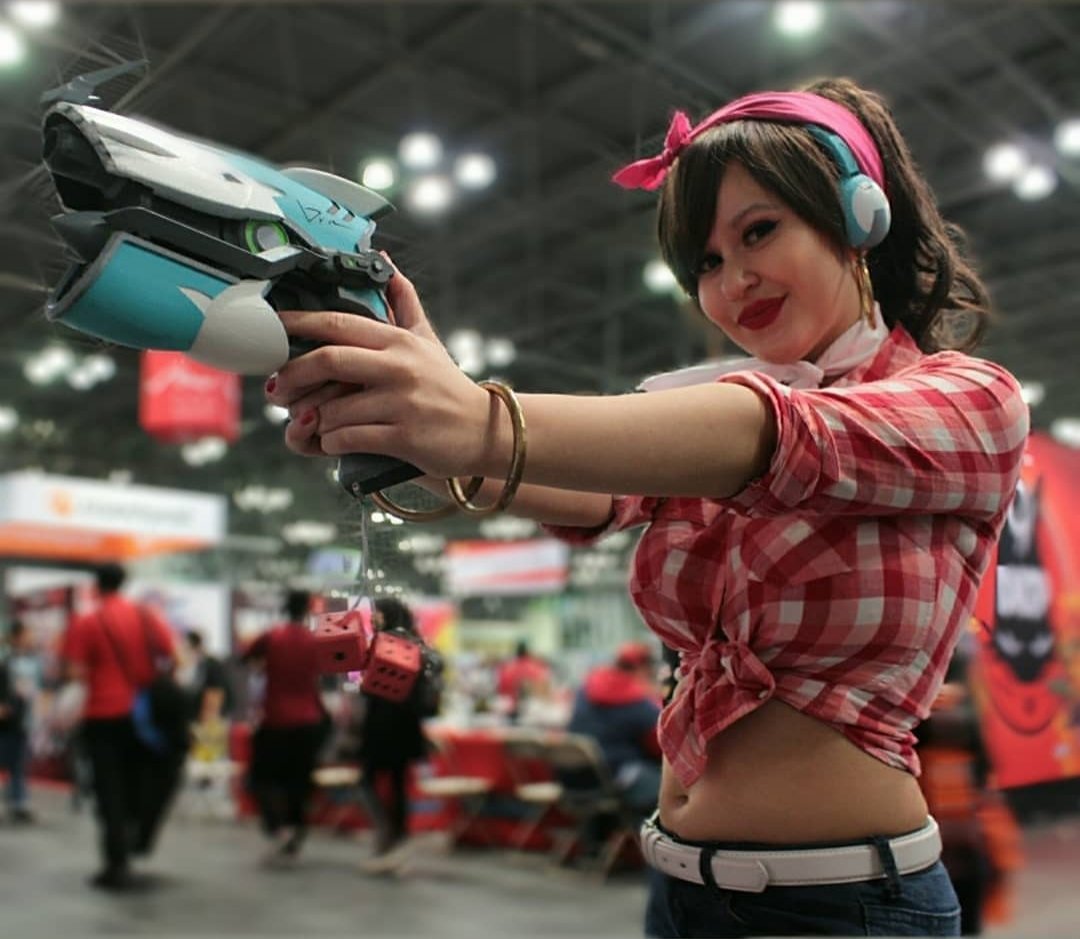 OhPeaOtter's tweet photo. Nerf This 😈🐇
#Overwatch #Cosplay #Dva #CruiserDva https://t.co/ftpnblUCCO