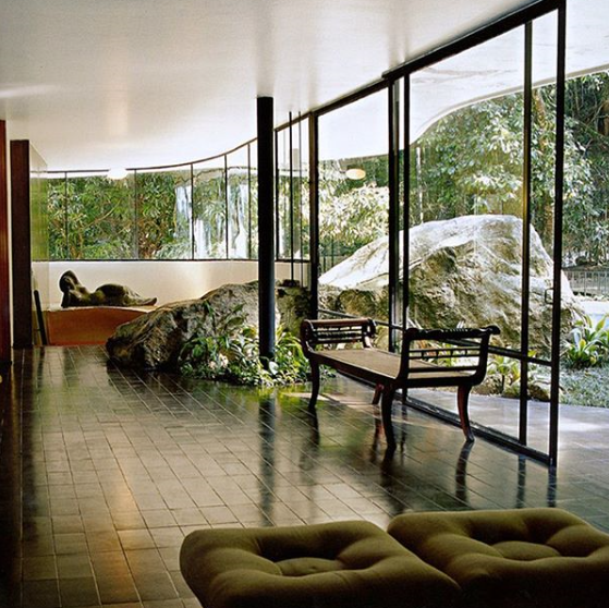 retromodradio1's tweet image. In the Das Canoas House by architect Oscar Niemeyer, built in Rio de Janeiro, Brazil in 1951, inside and out blend in harmonious union.
.
.
.
.
.
.
Via @leclaireurla #interiordesign #designandart #homedesign #lifestyle #homedecor #midcentury #midcenturymodern #midcenturyfurniture