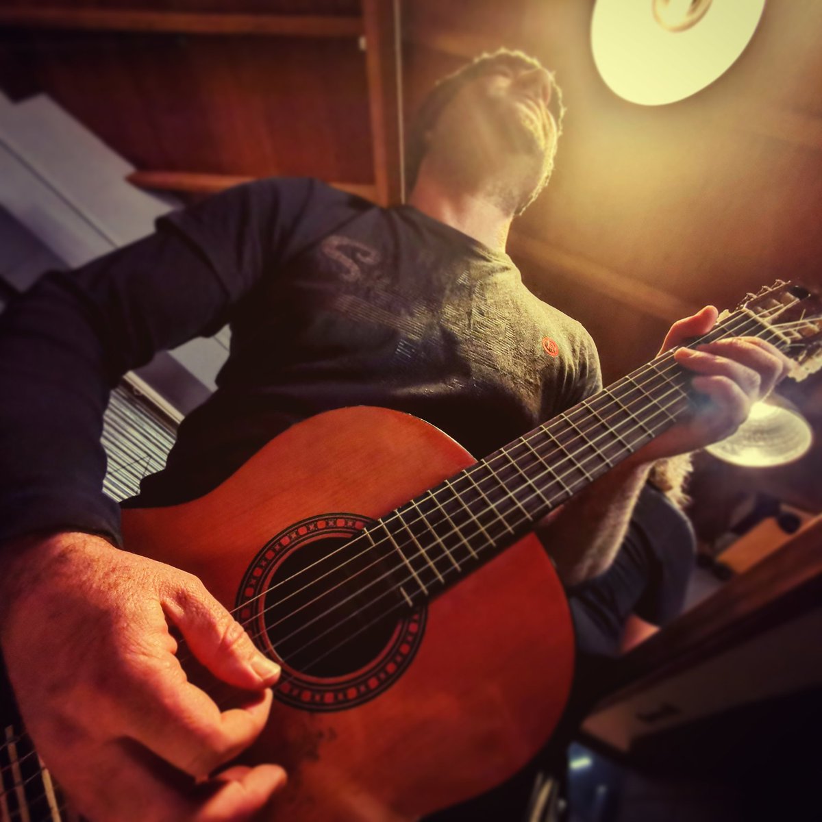 norha_fr's tweet photo. Jam !!! 🎶🔊🎸 #norha_trip #norhafr  #norha #trip #roadtrip #vlog #tripmusic #world #wordtrip #musicalvlog #music #france #buff #musique #auteur #compositeur #interpret #guitar #southoffrance #instagood #instadaily #picoftheday #jam #jamsession https://t.co/x4IUrr5aJ6
