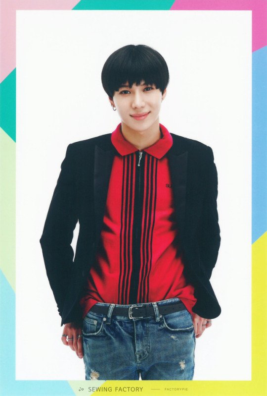 Here we go with random pics of Taemin in anything red 