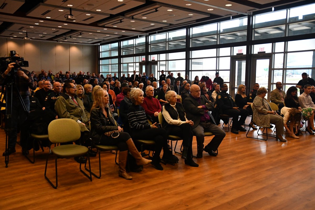 GrandPrairiePD's tweet photo. GPPD has a new Chief! @ChiefDye passed the torch to @ChiefScesney with a symbolic star-pinning ceremony, a new tradition at our department. We had a great turnout and can't wait to see what the future holds. #GPPDProud https://t.co/cMnQdd3qFW