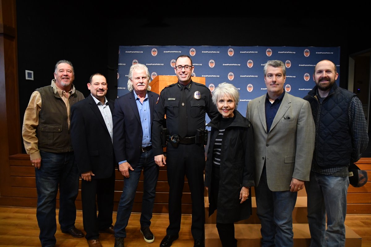 GrandPrairiePD's tweet photo. GPPD has a new Chief! @ChiefDye passed the torch to @ChiefScesney with a symbolic star-pinning ceremony, a new tradition at our department. We had a great turnout and can't wait to see what the future holds. #GPPDProud https://t.co/cMnQdd3qFW