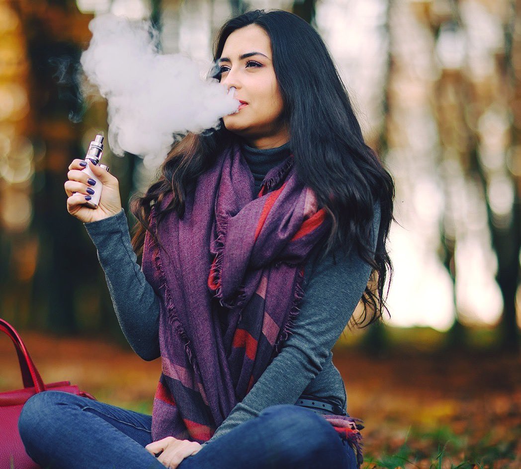 Как делать цыганочку с вейпом. Брюнетка с ВЕЙПОМ. Девушка курит вейп. Девушка курит осенью. Брюнетка курит