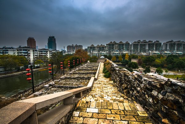 simontourcom's tweet photo. Nanjing City Wall is one of the historical and cultural remains of Ming Dynasty (1368 - 1644). With an original perimeter of about 35 km, the city wall has a height of 14 - 21 meters. The footing has a width of 14 meters. The present remains have a length of about 21 kilometers. https://t.co/FrghF1BHzc