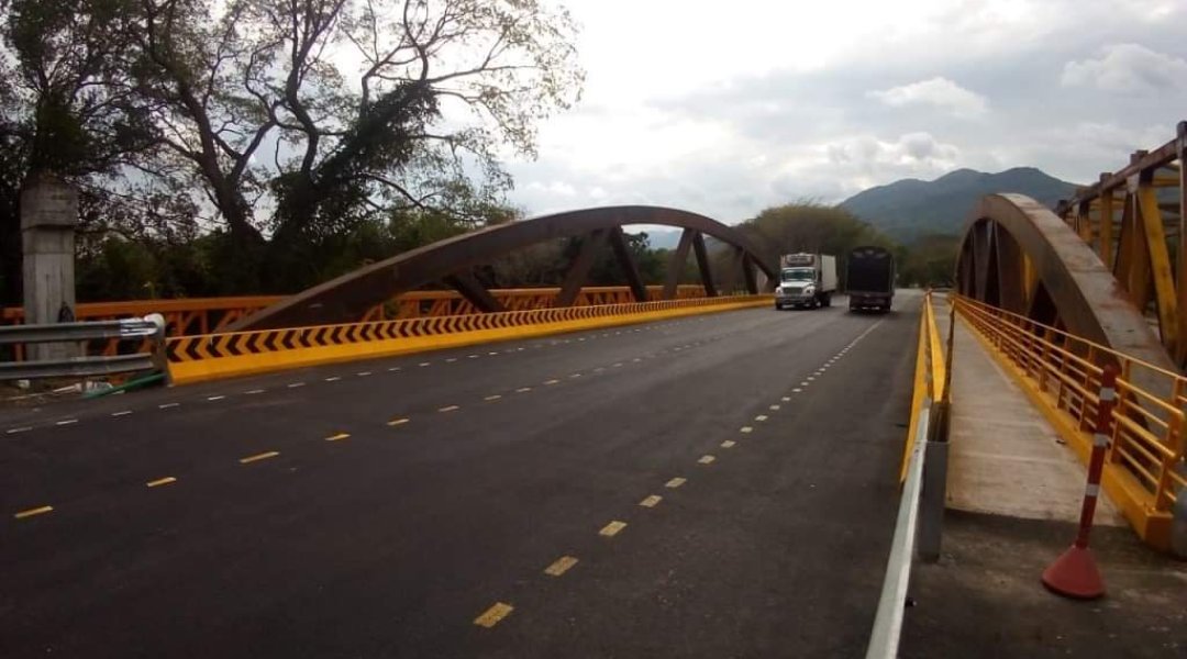 AutoviaNG's tweet photo. El año 2020 inicia con muy buenas noticias para la comunidad y usuarios del corredor Neiva – Espinal – Girardot y conexiones, el día de Hoy 22 de enero de 2020 se coloca al servicio la nueva estructura del Puente sobre el río Anchique municipio de Natagaima. #LogrosQueConectan https://t.co/yvZx1BAv2y