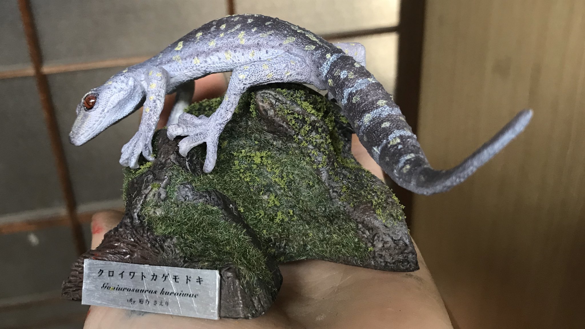 さえり A Twitteren 神が降りてきたと思った自賛工作 神は舞い降りてないと思うけど クロイワトカゲモドキ 細かい鱗は爪楊枝を加工した 物でチマチマと彫りました 販売用に制作して かなり頑張ったけど 評判は かなり低かった 3 T Co Jkhxlumbto
