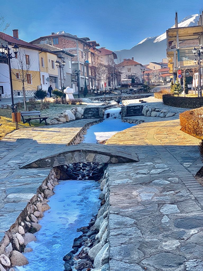 LiveLoveLaughT6's tweet photo. Bansko, Bulgaria https://t.co/8Sad3qVii5 https://t.co/M7yWYKpKz9