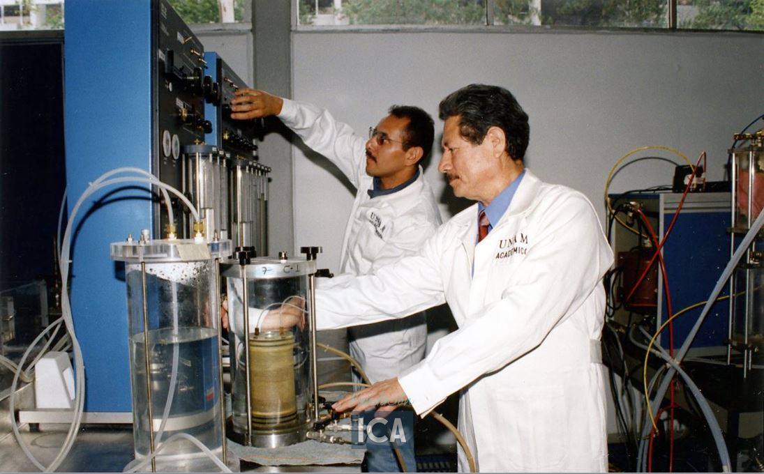 ICAMexico's tweet photo. El 4 de julio de 2002, con motivo del 55 aniversario de la empresa, ICA donó parte de su Laboratorio de Mecánica de Suelos "Solum" al @IIUNAM de la @UNAM_MX como reconocimiento a las valiosas aportaciones del Instituto y sus investigadores #ColecciónICA #OrgulloIIUNAM https://t.co/7wF82ILadu
