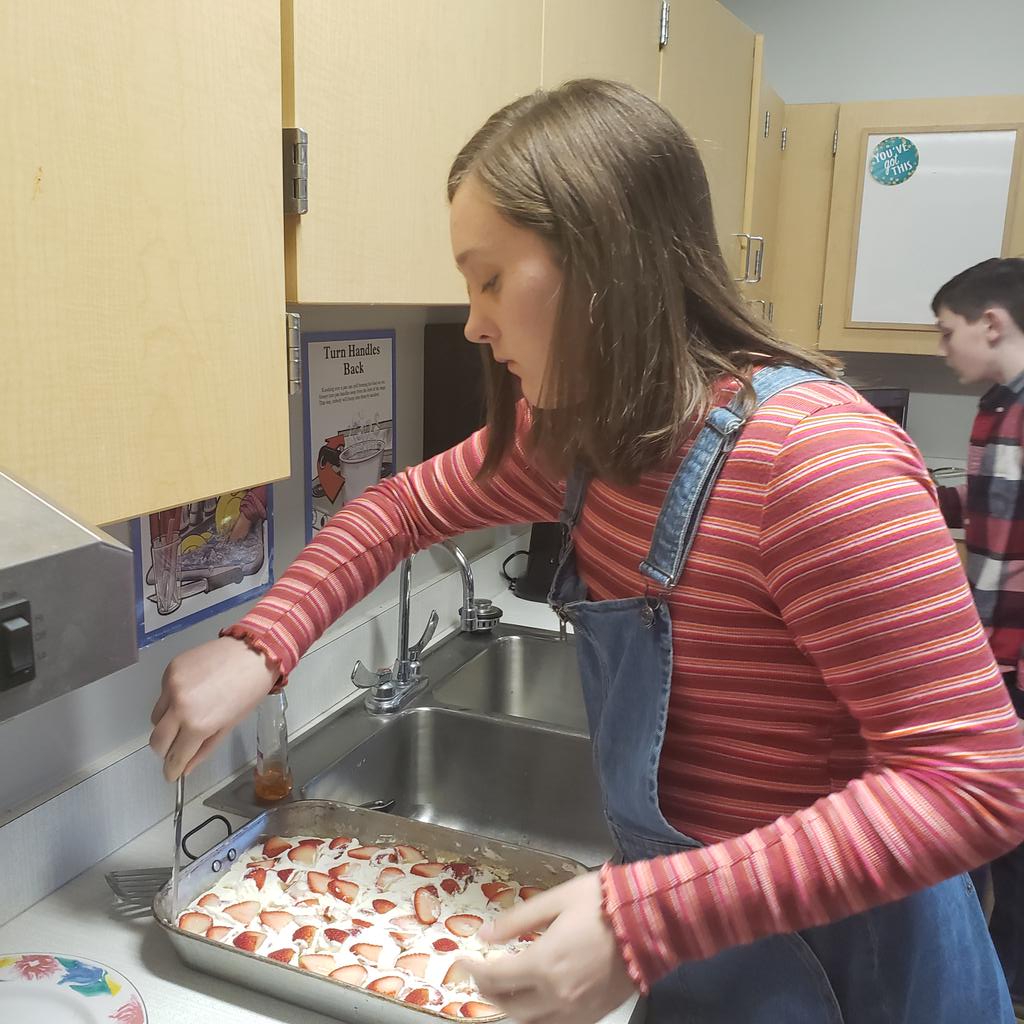 BetsyLewis4's tweet photo. Our dessert chefs! Triple chocolate cake, strawberry shortcake and pineapple upside down cake!! Oh my my!!@powhatanms https://t.co/9OgEzmmN8q
