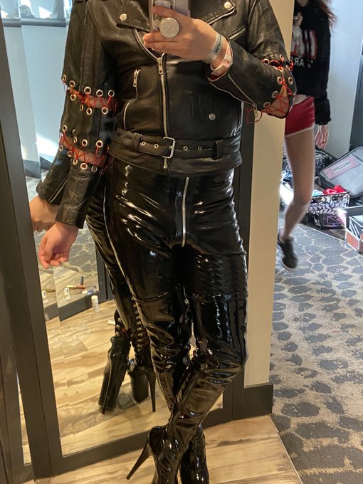 1 pic. ?? Femboy hits @AEexpo ??

#femboy #femdom #latex #pleasers #leather https://t.co/fDZyqmnmyh