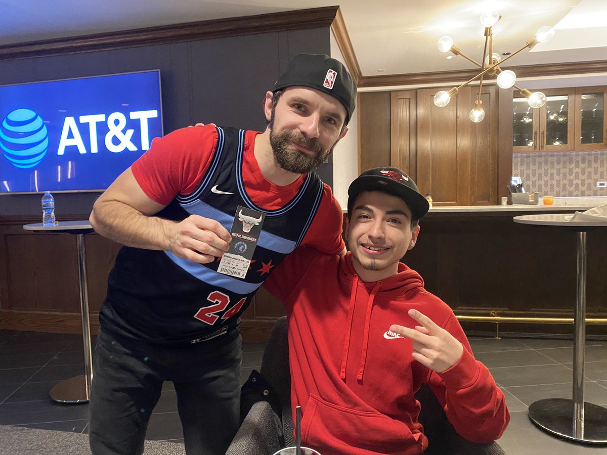 JUST IN! <a href="/ATT_JorgeC/">Jorge Carranza</a> won court side seats, and gave them to <a href="/scubasteve2324/">Steve</a>!!!! #Evanston in it to win it!! #DreamsComeTrue! #MambaMode! #CourtOfDreams  😀 all smiles over here! #HappyTy