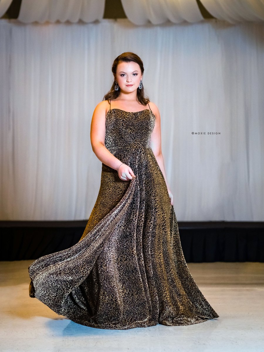 LOVE the movement in this gorgeous dress!
Looking absolutely fierce, Emily!! 
Dress:  Celebrate QC
#moxiedesign #quadcitiesseniorphotography