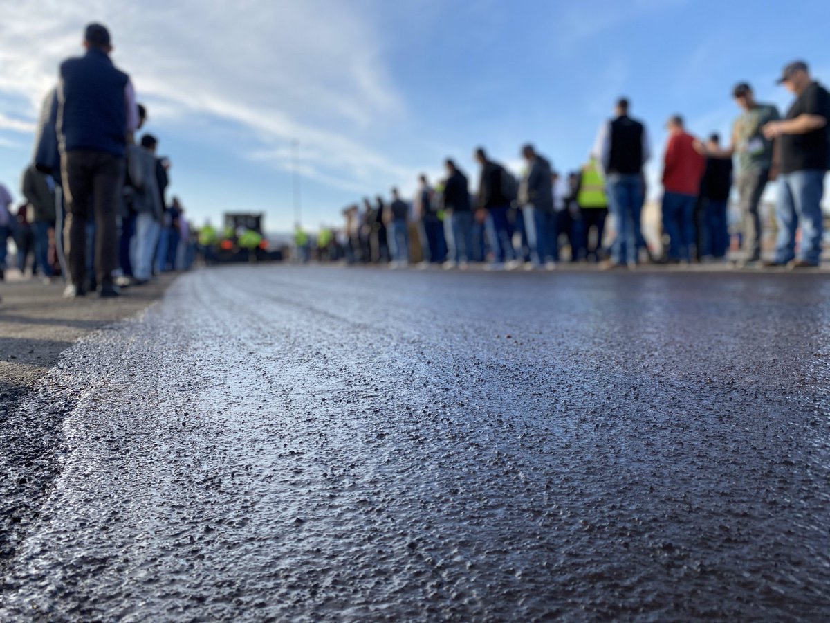 ikroger_uy's tweet photo. Demostración del tendido de #micropavimento o #microsurfacing. 5 componentes: Árido seleccionado, filler, emulsión, agua y aditivo. Terminación de mezcla asfáltica a una fracción del costo.
#2020SSWS #vialidadsustentable #slurry #asphalt #innovation https://t.co/WjQhPJ13K0