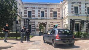 PerearnauMarcos's tweet photo. UN CLIO Y MIL CAFECITOS

De @alferdez la distancia mínima para reunir las partes con un cafecito. De @Kicillofok la distancia máxima para recorrer los kilómetros de la provincia con un Clio. La política es encontrar la medida humana para lo inhumano. #EscribieronUnPoemaDeBrecht https://t.co/opwQuXmejR