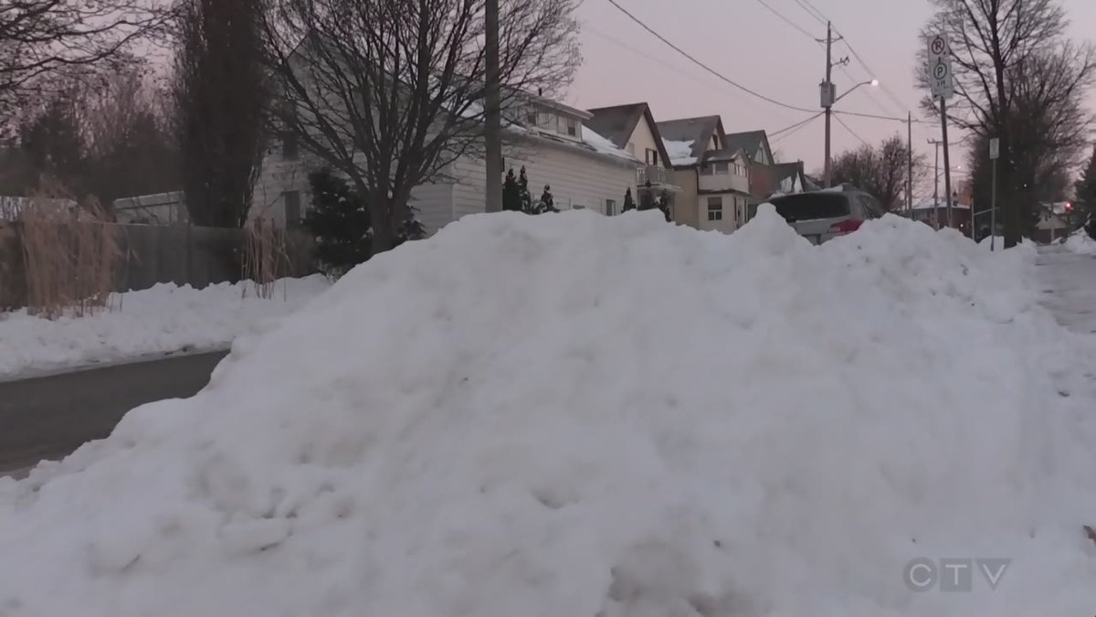 CTVKitchener's tweet image. VIDEO: A Kitchener woman wants change after she ended up with a three-foot mound of snow plowed in front of her driveway. @CTVStephanieV explains ctv.news/GJDFpZI