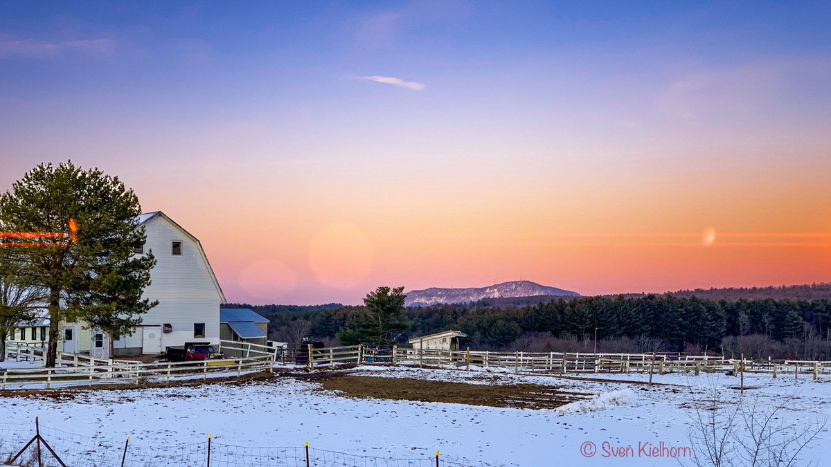 Another day with beautiful views, route 10, Southampton mass, facing Mount Tom Easthampton #mounttom #westernmass #easthamptonma  #westernma #westernmass ￼ #itsineasthampton ￼
#easthamptonma #mounttom #othersidema #igers413 #igersmass #onlyinmassachusetts
#southamptonma