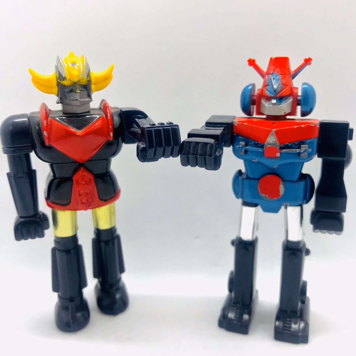 GokinRobo's tweet photo. These #Shogunwarriors have seen better days, but they still 
🤜 have what it takes 🤛!

These are the 3” figures. Not sure if the right one is a bootleg, or #Godaikin release.

Hoping to get more examples into the collection!

🤖 👊 #grendizer #combattlerv #combatra #chogokin https://t.co/zem7mKOuy4