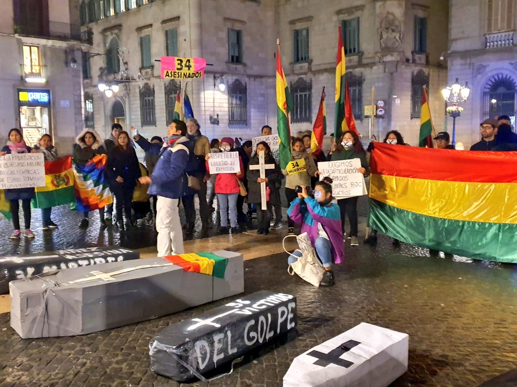 _Maria_Dantas_'s tweet photo. Manifestació a Barcelona contra la militarització i el cop d'Estat a #Bolívia
#GeneraciónWiphala
#BoliviaLibre #StopMasacre
@Latambcn @BoliviaGolpe https://t.co/fkNbxvcClT