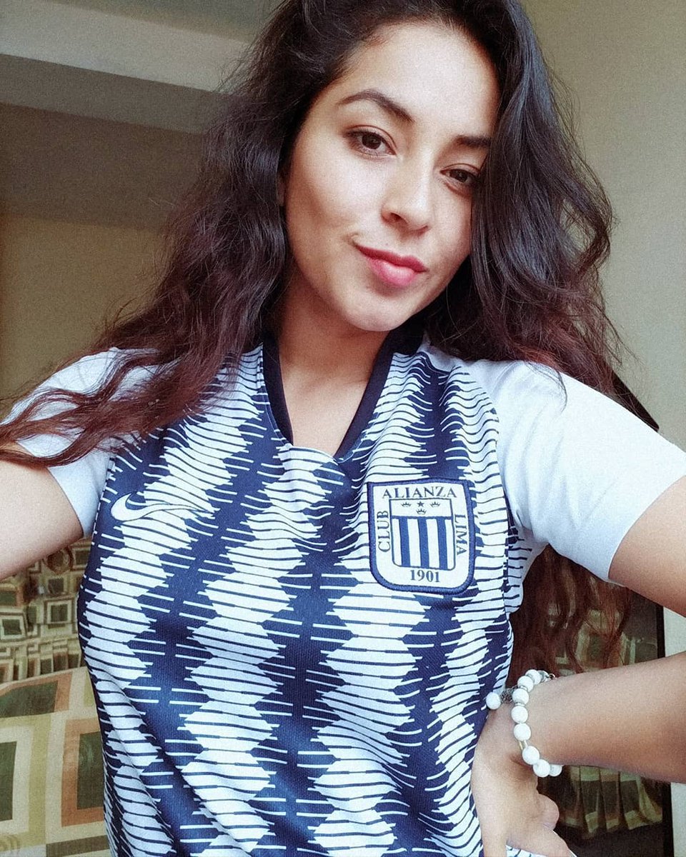 BellasFanaticas's tweet photo. Corazón #AlianzaLima Corazón para ganar 💙 #ArribaAlianza #NocheBlanquiazul #angella_zegarra https://t.co/bsSE2QiU4A