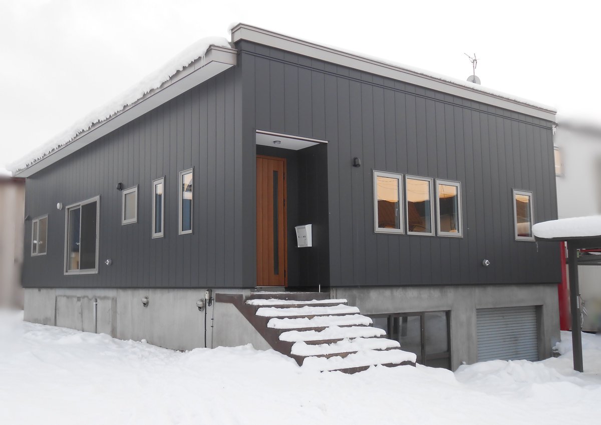 ホームテック 今週末25 26日のopenハウスは 豊岡1条7丁目 にかっこいい平屋が オーナー様のご厚意により2日間限りの特別見学会を開催致します 平屋 地下室 リノベーション オープンハウス 建築業 北海道 旭川市