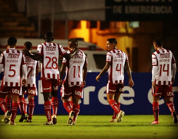 CesarCarignano's tweet photo. Otra vez, la voracidad del que alguna vez vistió al Tate lo desnuda, aunque la culpa -seamos sinceros- no es solo del chancho.
#Yeimar #Acevedo #DamianMartinez #Union
@clubaunion
@LVCUOficial https://t.co/DCwQwHhP8r