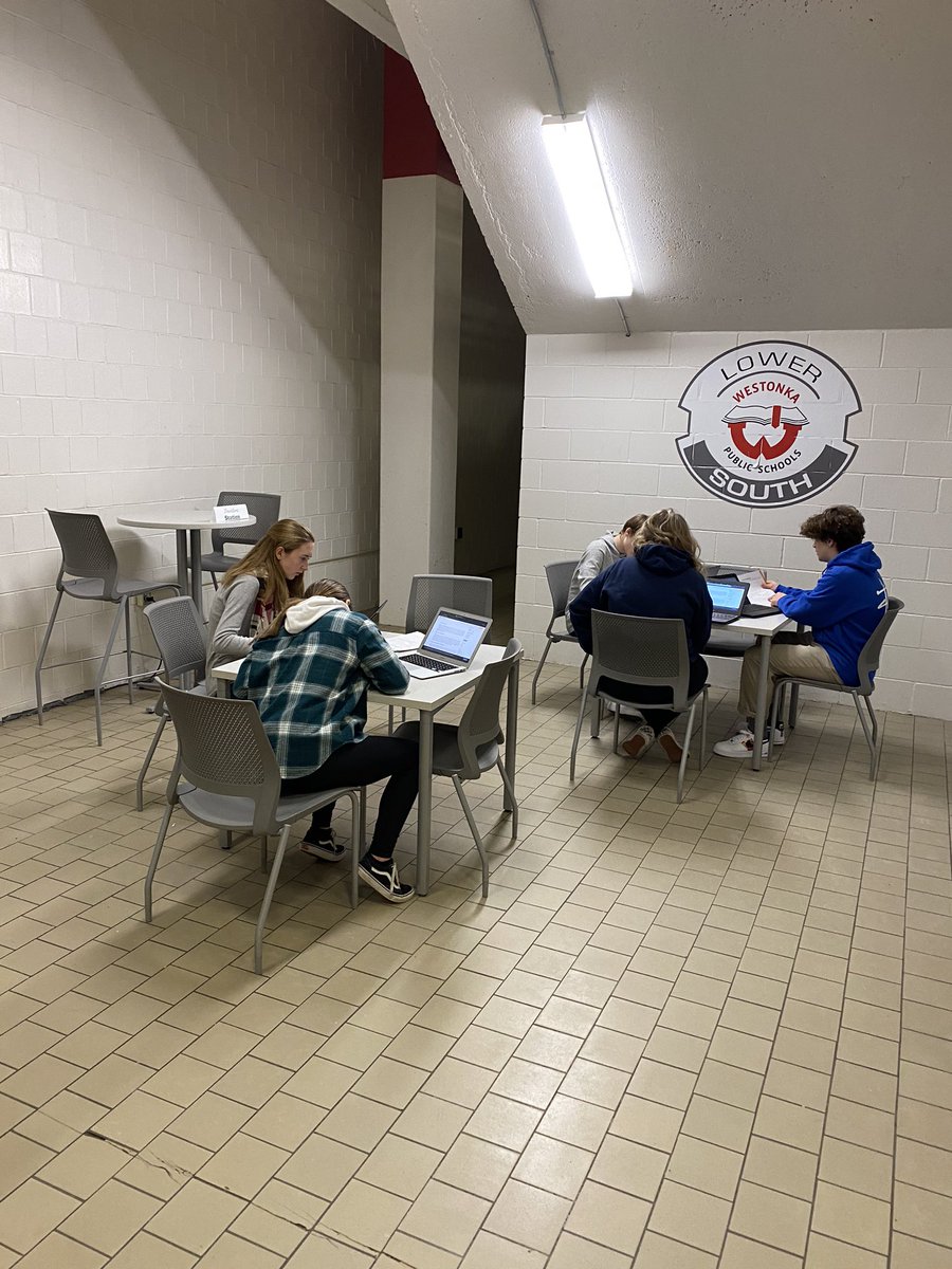 10th grade students ran around the school today to compete in the Essay Writing Bootcamp—they’re ready to CRUSH this research essay! 📝💯