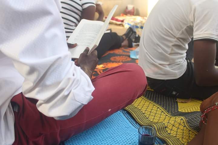 StudiosKirah's tweet photo. " La lecture une pratique importante pour la santé mentale"
Ce samedi participez à la 3ème séance de @weekendlecture ➡️ @Studioskirah de 15h00 à 17h00 loin de vos 🤙 pour une profonde 🧘‍♂️. 
@FrancaisGuinee @InstitutFr @BaldeKouboura
 #booksmart #Team224 #Kibaro https://t.co/39tUOnZ9Tz