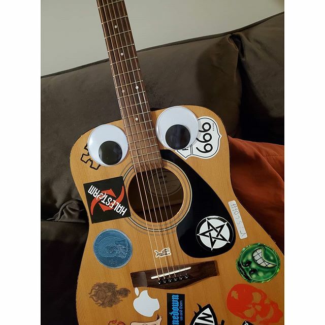 Yes those are 4 inch wide googley eyes and yes they wiggle when I play it.

#googleyeyes #weirdguitar #cool #imridiculous #mywifethinksimexhausting #music #sillykids #sillyparents #musiciansgonewild #yamaha #guitar #stoplookingatme ift.tt/3auLGJr