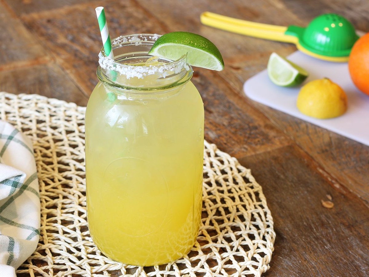 ToddWilbur's tweet photo. Some Wednesday’s call for a big ‘ole cocktail. Check out this 32-ounce margarita that copies the Roadhouse Rita. That should do the trick. #recipeoftheday 
https://t.co/yNWmxIYt80
#margaritawednesday #timeforcocktails https://t.co/qRVgiukSu0