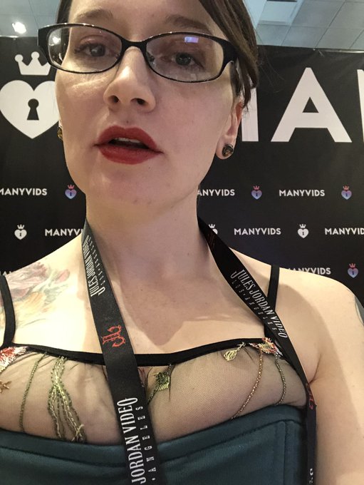 Hairs up cause it&rsquo;s hot as balls come say hello and tell me how much you love jerking it to my content