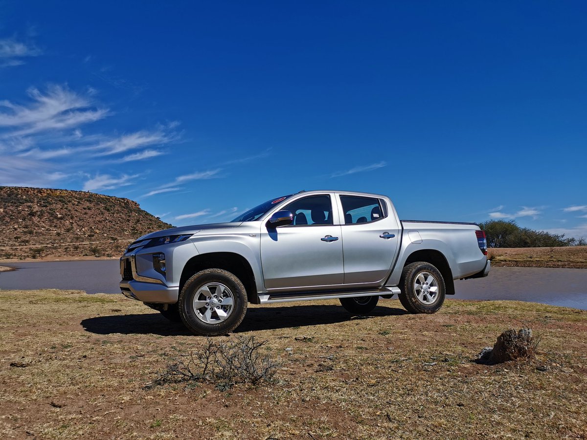 AutosDesign's tweet photo. La pickup favorita para el trabajo rudo, ya está lista! Nueva #Mitsubishi L200 2020, actualizada en diseño, motores 2.4 L atmosférico TM 5 ($395k), 2.4 L turbodiésel 4x4 TM 6 ($495k).

#L200
#pickup https://t.co/OiuvEV37AL