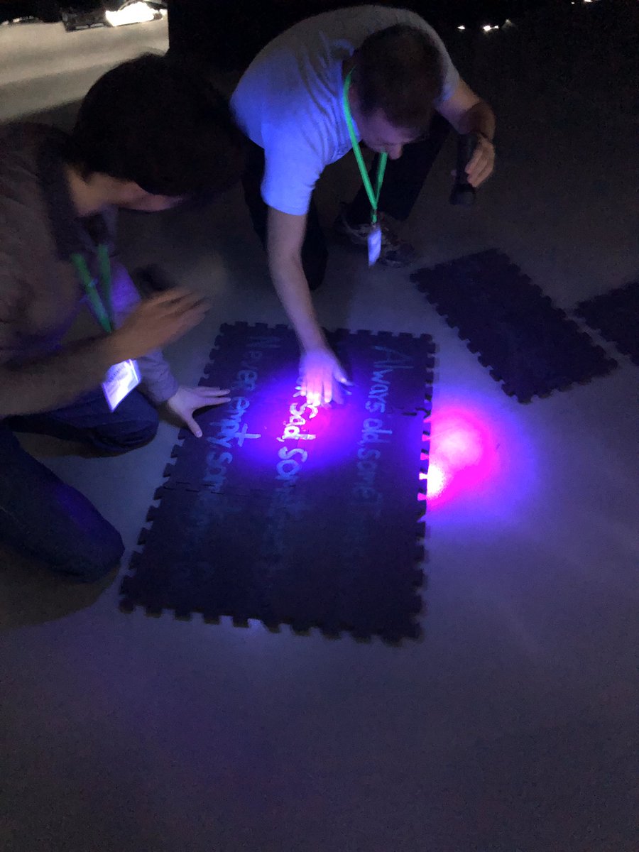 Hier, ma collègue @MilieC077 et moi avons livré un jeu d’évasion surprise à plus de 140 personnes! Ils ont parvenu à solutionner en 38 minutes 40 secondes les plus de 50 énigmes dans la salle! Ce fut absolument incroyable! #collegelacite #Edutainment #excentricité