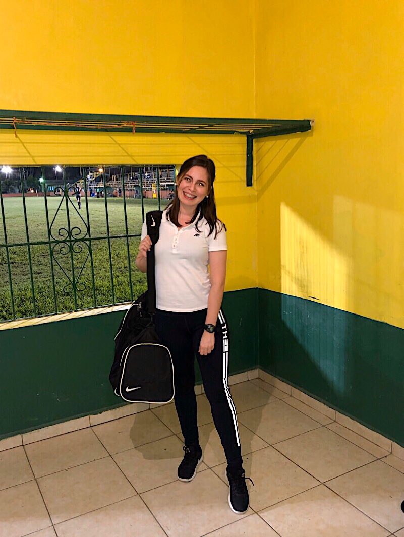 nicollemhn's tweet photo. Mi mamá me dijo primero tu licenciatura. Luego hace lo que queras. Y aquí estoy, siendo feliz con lo que me gusta El fútbol 🙌🏼⚽️ #Arbitro #ArbitroAsistente #Arbitra #Sociologa 🤓 https://t.co/SZJYmddZKr