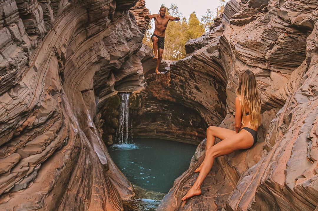 Getting ready to jump into the weekend like...😁💦 IG/tracks.we.travel takes a dip at one of the gorge-ous pools in the remote #HamersleyGorge, located in #KarijiniNationalPark. @austnorthwest #thisisWA