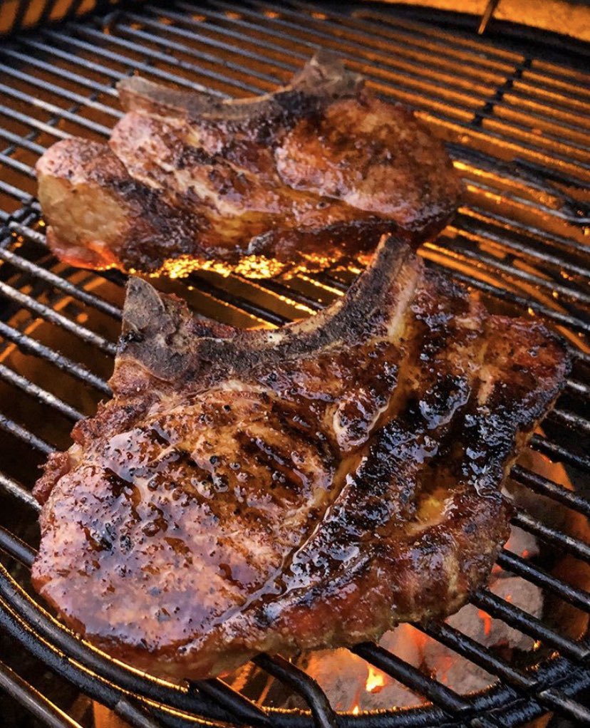 Zimmysnook's tweet photo. #Pork chops cooked over charcoal.🔥
I have the butcher cut a roast into 1.5” chops, dry rub them, grill them over indirect heat &amp; finish them over high heat... a brush of olive oil &amp; balsamic, then time to rest. Nice char &amp; moist interior!
Have a great night!
#weberpartner https://t.co/bYbs1ZcxQa